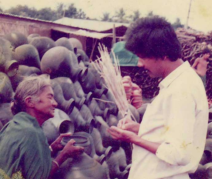 সরেজমিনে খবর সংগ্রহ করছেন মোনাজাতউদ্দিন।