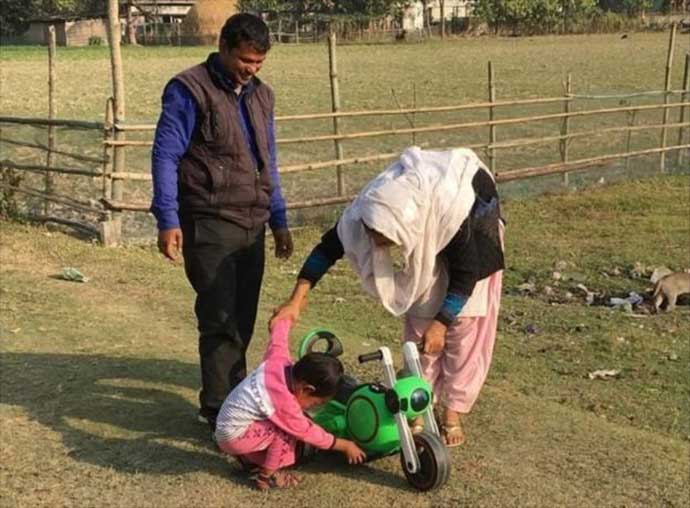 শিশু জুনায়েতের সাথে শাহাবুদ্দিন আহমেদ ও সালমা পারভীন দম্পতি।