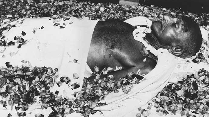 ১৯৪৮ সালের ৩০শে জানুয়ারি নাথুরাম গডসের চালানো গুলিতে মহাত্মা গান্ধী নিহত হন।