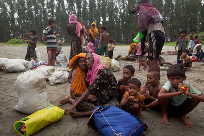 সংখ্যায় কম হলেও এখনও রোহিঙ্গারা বাংলাদেশে পালিয়ে আসছে।