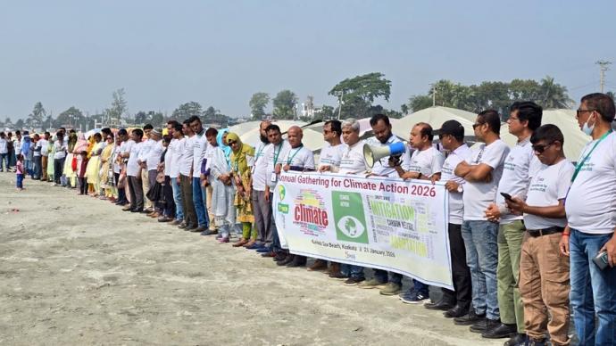 কার্বনমুক্ত বাংলাদেশ গড়ার দাবিতে কুয়াকাটায় সৈকত পরিষ্কার অভিযান