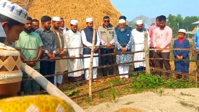 মায়ের কবর জিয়ারতের মধ্য দিয়ে নির্বাচনি প্রচারণা শুরু করলেন নুর