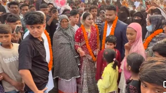 স্ত্রীর স্বপ্ন পূরণে হেলিকপ্টারে চড়ে গ্রামে ফিরল প্রবাসী স্বামী