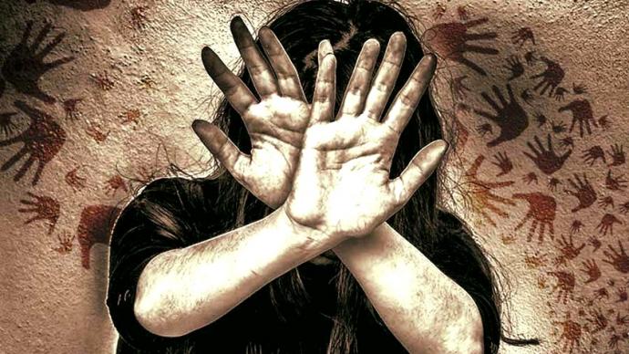 চরফ্যাসনে অস্ত্রের মুখে জিম্মি স্বর্ণলংকার টাকা লুট, গৃহবধুকে গণধর্ষণ