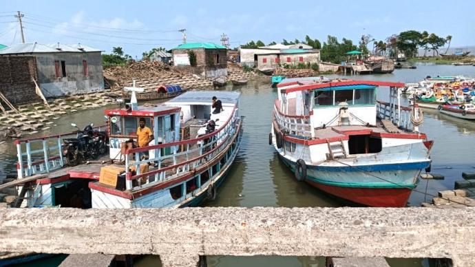 চরফ্যাসনে চাঁদার দাবীতে ইজারাকৃত খেয়া পারাপারে বাধা